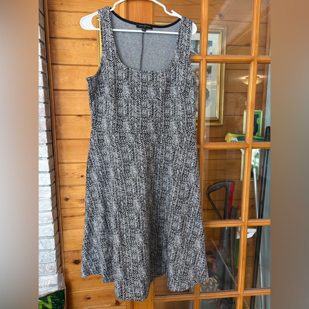 Banana Republic Black and White knit Midi Dress size L
